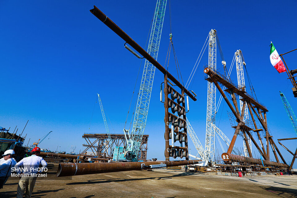 عملیات عمودسازی چهارپایه فاز ۱۱ میدان پارس جنوبی انجام شد عملیات عمودسازی چهارپایه فاز ۱۱ میدان پارس جنوبی انجام شد