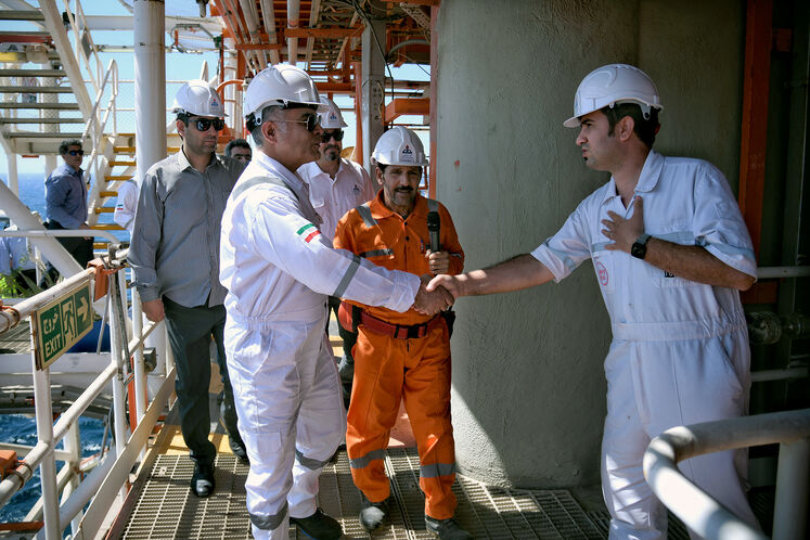 بازدید محسن پاکنژاد، وزیر نفت از سکوی A فاز ۱۸ و سکوی فاز پنجم میدان مشترک پارس جنوبی