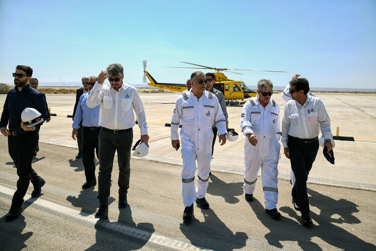 بازدید محسن پاکنژاد، وزیر نفت از سکوی A فاز ۱۸ و سکوی فاز پنجم میدان مشترک پارس جنوبی