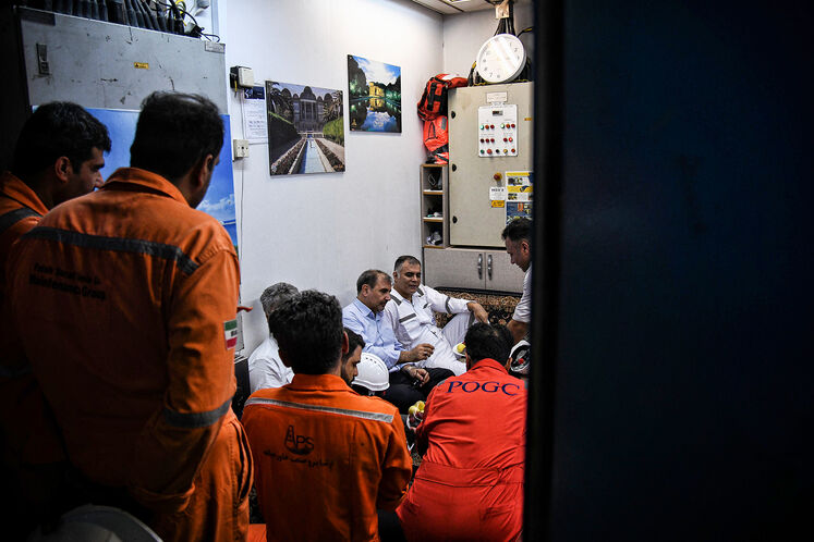 بازدید محسن پاکنژاد، وزیر نفت از سکوی A فاز ۱۸ و سکوی فاز پنجم میدان مشترک پارس جنوبی