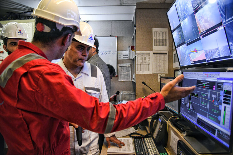 بازدید محسن پاکنژاد، وزیر نفت از سکوی A فاز ۱۸ و سکوی فاز پنجم میدان مشترک پارس جنوبی