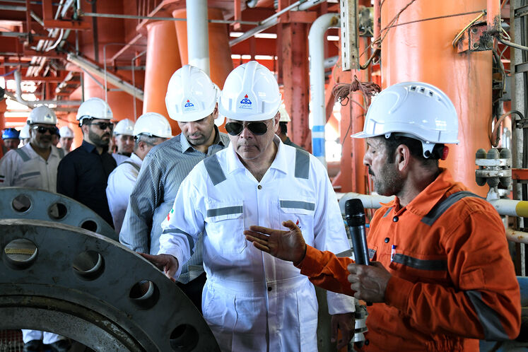 بازدید محسن پاکنژاد، وزیر نفت از سکوی A فاز ۱۸ و سکوی فاز پنجم میدان مشترک پارس جنوبی