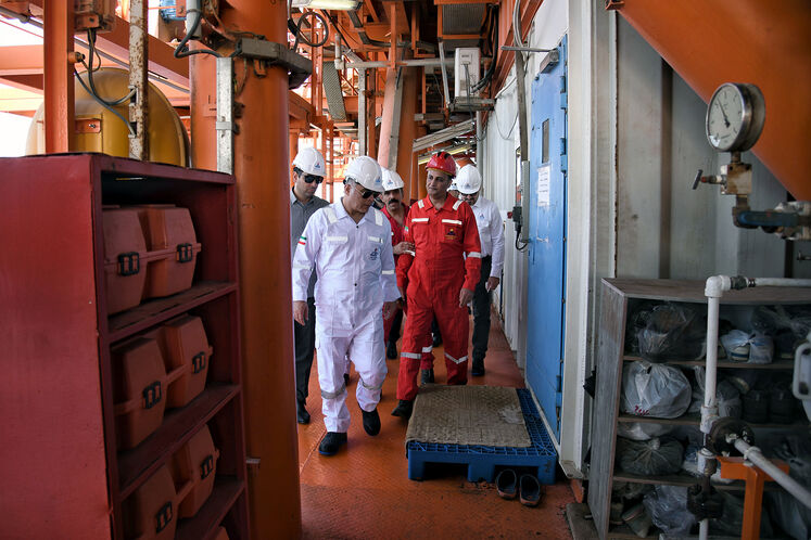 بازدید محسن پاکنژاد، وزیر نفت از سکوی A فاز ۱۸ و سکوی فاز پنجم میدان مشترک پارس جنوبی