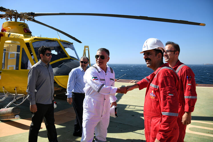 بازدید محسن پاکنژاد، وزیر نفت از سکوی A فاز ۱۸ و سکوی فاز پنجم میدان مشترک پارس جنوبی