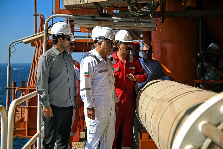 بازدید محسن پاکنژاد، وزیر نفت از سکوی A فاز ۱۸ و سکوی فاز پنجم میدان مشترک پارس جنوبی