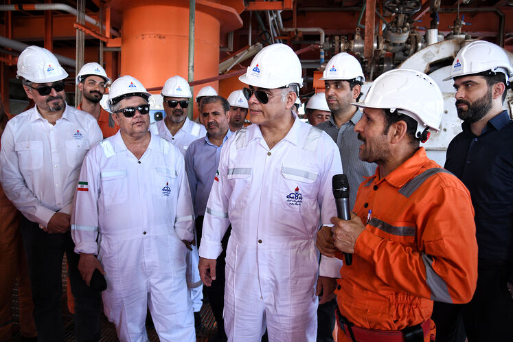 بازدید محسن پاکنژاد، وزیر نفت از سکوی A فاز ۱۸ و سکوی فاز پنجم میدان مشترک پارس جنوبی