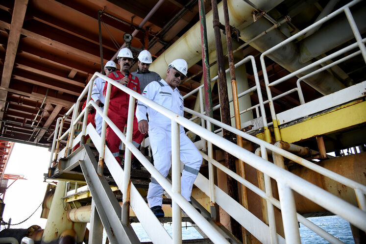 بازدید محسن پاکنژاد، وزیر نفت از سکوی A فاز ۱۸ و سکوی فاز پنجم میدان مشترک پارس جنوبی