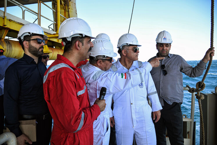 بازدید محسن پاکنژاد، وزیر نفت از سکوی A فاز ۱۸ و سکوی فاز پنجم میدان مشترک پارس جنوبی