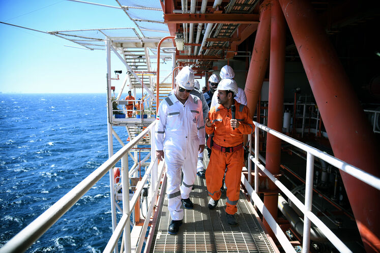 بازدید محسن پاکنژاد، وزیر نفت از سکوی A فاز ۱۸ و سکوی فاز پنجم میدان مشترک پارس جنوبی