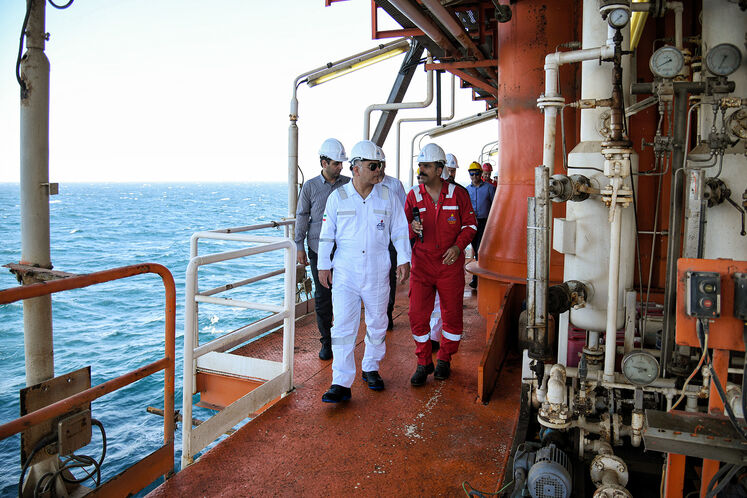 بازدید محسن پاکنژاد، وزیر نفت از سکوی A فاز ۱۸ و سکوی فاز پنجم میدان مشترک پارس جنوبی