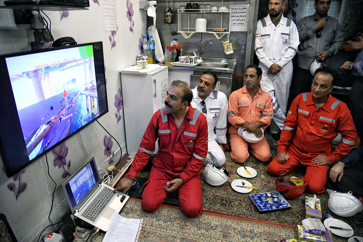 بازدید محسن پاکنژاد، وزیر نفت از سکوی A فاز ۱۸ و سکوی فاز پنجم میدان مشترک پارس جنوبی