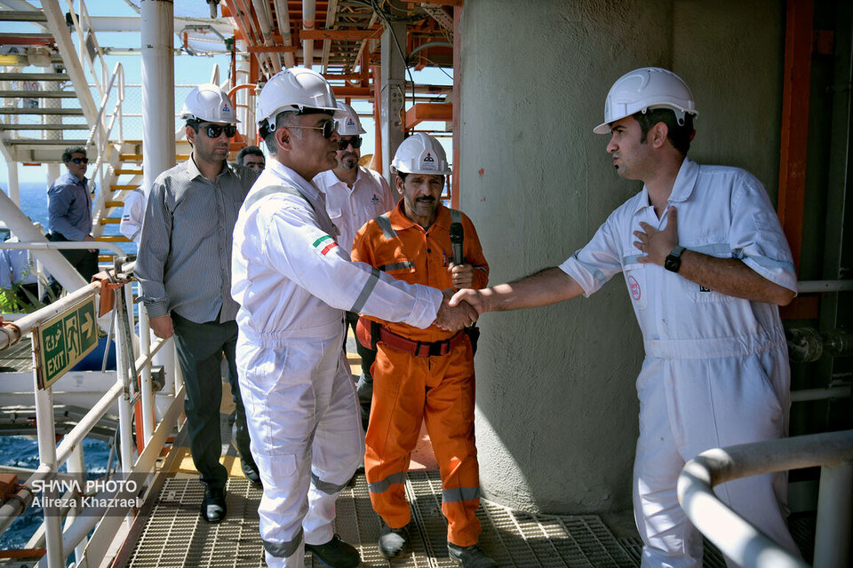 مشکلات حقوق و دستمزد کارکنان عملیاتی صنعت نفت را با همه توان پیگیری میکنیم مشکلات حقوق و دستمزد کارکنان عملیاتی صنعت نفت را با همه توان پیگیری میکنیم