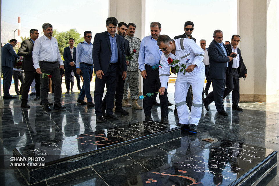 ادای احترام وزیر نفت به شهدای گمنام عسلویه ادای احترام وزیر نفت به شهدای گمنام عسلویه