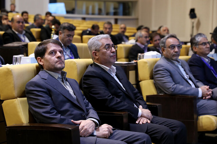 از راست: محسن محمودی، مدیرعامل پتروشیمی لردگان و رضا نکویی، مدیر سرمایهگذاری شرکت ملی صنایع پتروشیمی  مظاهر انصاری، مدیرکل اچاسئی وزارت نفت، حسن عباسزاده، سرپرست شرکت ملی صنایع پتروشیمی