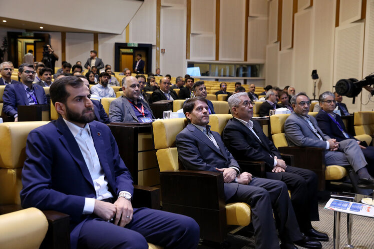 از چپ: محمدرضا حیدرزاده، مدیرعامل شرکت پلیمر آریاساسول، حسن عباسزاده، سرپرست شرکت ملی صنایع پتروشیمی و مظاهر انصاری، مدیرکل اچاسئی وزارت نفت، رضا نکویی، مدیر سرمایهگذاری شرکت ملی صنایع پتروشیمی و محسن محمودی، مدیرعامل پتروشیمی لردگان