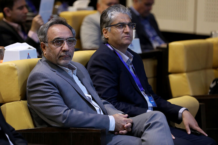 از ارست: محسن محمودی، مدیرعامل پتروشیمی لردگان و رضا نکویی، مدیر سرمایهگذاری شرکت ملی صنایع پتروشیمی