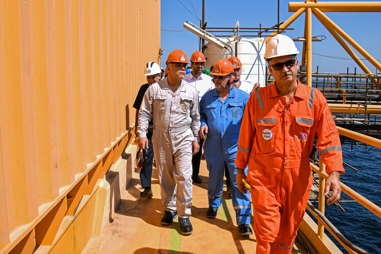 بازدید محسن پاکنژاد، وزیر نفت از سکوی میدان مشترک نفتی فروزان در نقطه صفر مرزی