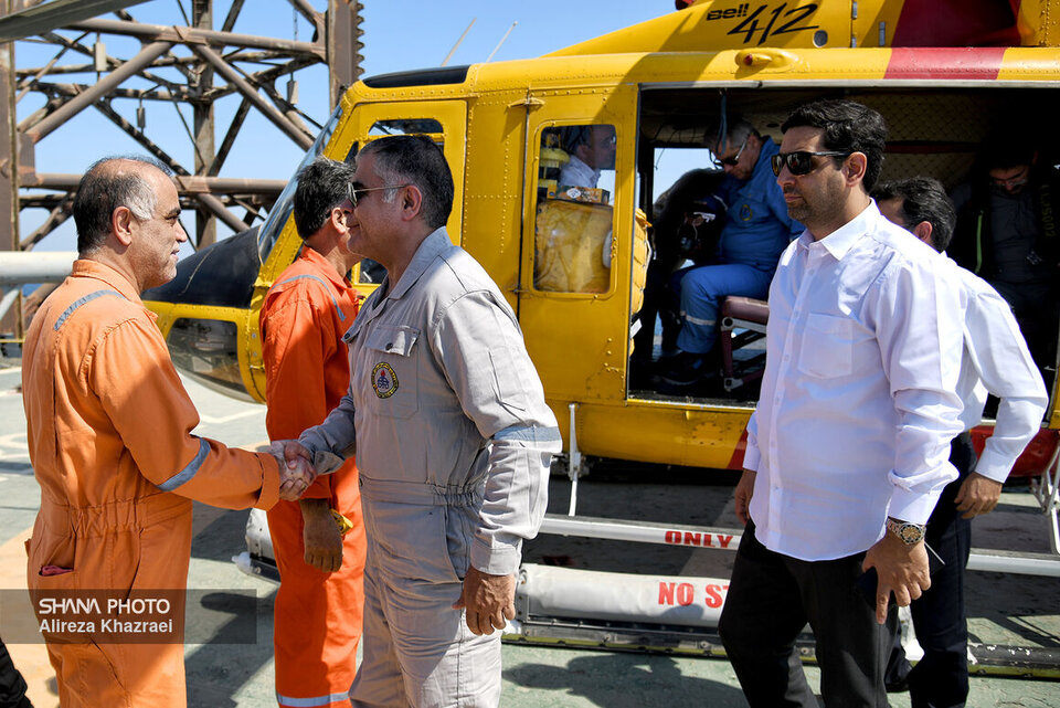 Paknejad Visits Forouzan Oil Field Platform