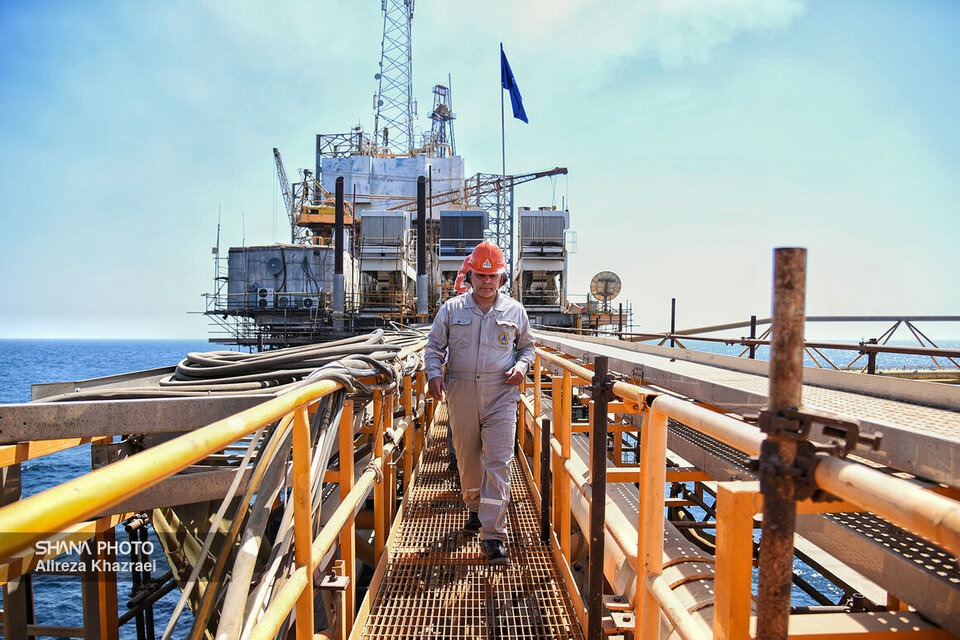 بازتاب گسترده سفر «پاکنژاد» به مرکز ثقل صادرات نفت ایران در رسانههای خارجی بازتاب گسترده سفر «پاکنژاد» به مرکز ثقل صادرات نفت ایران در رسانههای خارجی