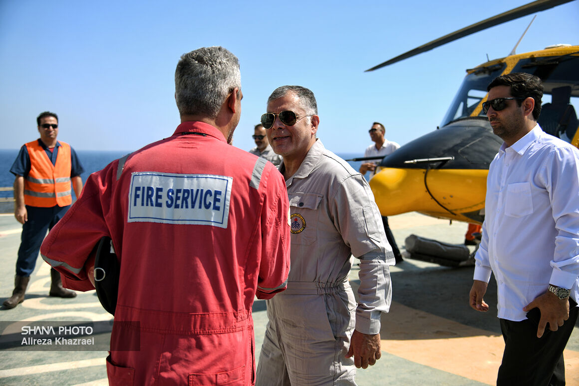 پابهپای «پاکنژاد» در سفر عسلویه و خارک