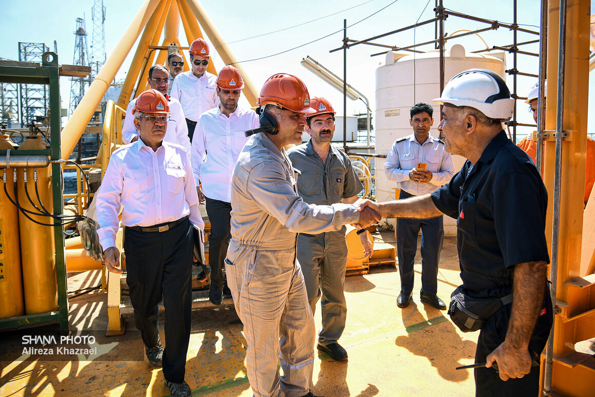 پابهپای «پاکنژاد» در سفر عسلویه و خارک