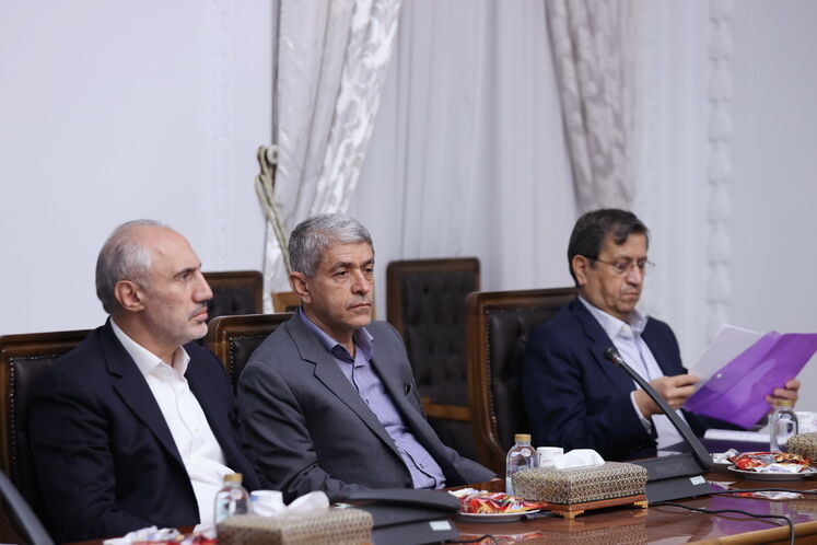 از چپ: عبدالناصر همتی، وزیر امور اقتصادی و دارایی، علی طیبنیا، مشاور عالی و حمید پورمحمدی، رئیس سازمان برنامه و بودجه