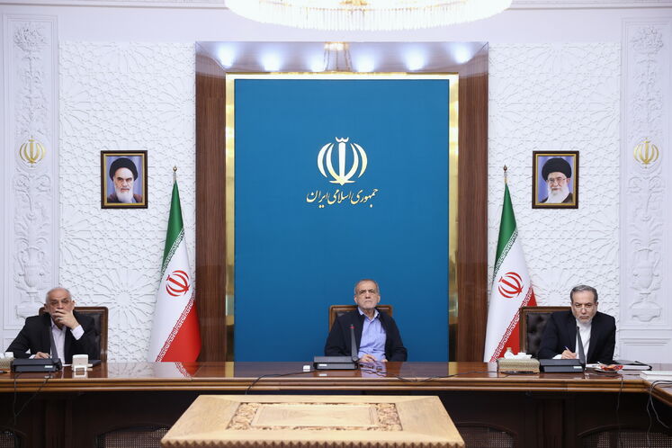 از راست: سید عباس عراقچی، وزیر امور خارجه، مسعود پزشکیان، رئیسجمهوری و محسن حاجی میرزایی، رئیس فتر رئیس جمهوری در نشست بررسی همکاریهای ایران با اعضای بریکس