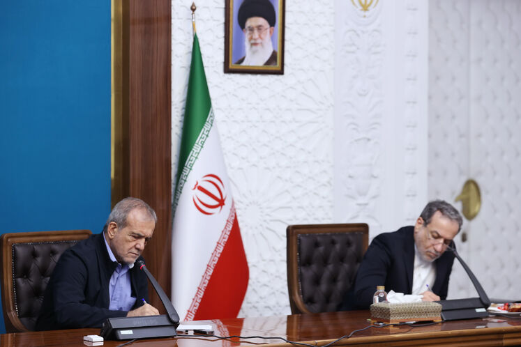 از چپ: مسعود پزشکیان، رئیسجمهوری و سید عباس عراقچی، وزیر امور خارجه در نشست بررسی همکاریهای مشترک ایران با اعضای بریکس