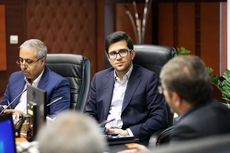 نشست مدیرعامل شرکت ملی پالایش و پخش فرآوردههای نفتی ، معاون وزیر راه و شهرسازی و مدیرعامل شرکت راهآهن جمهوری اسلامی