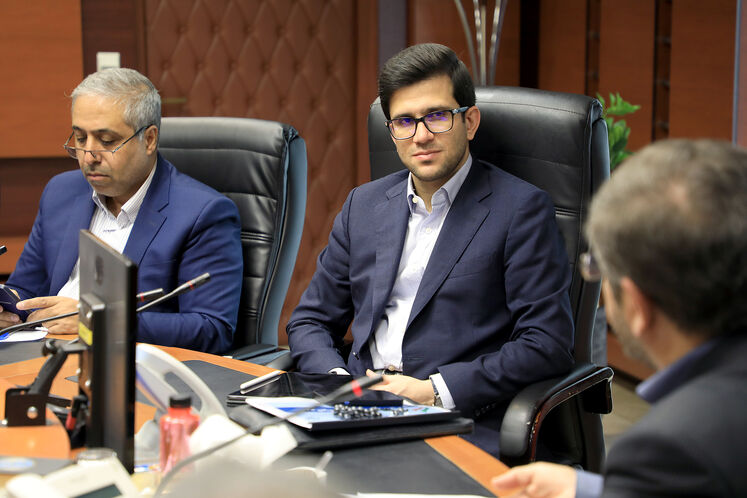 نشست مدیرعامل شرکت ملی پالایش و پخش فرآوردههای نفتی ، معاون وزیر راه و شهرسازی و مدیرعامل شرکت راهآهن جمهوری اسلامی