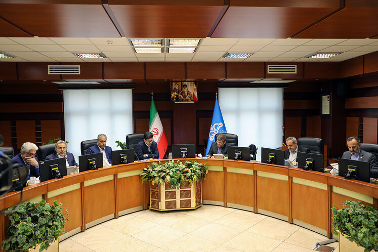 نشست مدیرعامل شرکت ملی پالایش و پخش فرآوردههای نفتی ، معاون وزیر راه و شهرسازی و مدیرعامل شرکت راهآهن جمهوری اسلامی