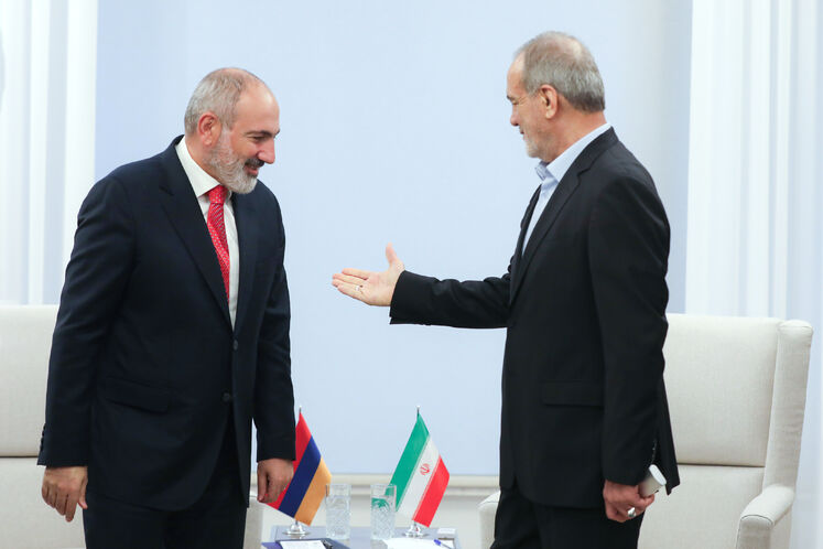 مسعود پزشکیان صبح امروز پنجشنبه در حاشیه اجلاس دو روزه سران بریکس که در کازان روسیه در حال برگزاری است، با نیکول پاشینیان نخست وزیر ارمنستان دیدار و گفتوگو کرد.