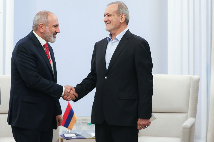 مسعود پزشکیان صبح امروز پنجشنبه در حاشیه اجلاس دو روزه سران بریکس که در کازان روسیه در حال برگزاری است، با نیکول پاشینیان نخست وزیر ارمنستان دیدار و گفتوگو کرد.