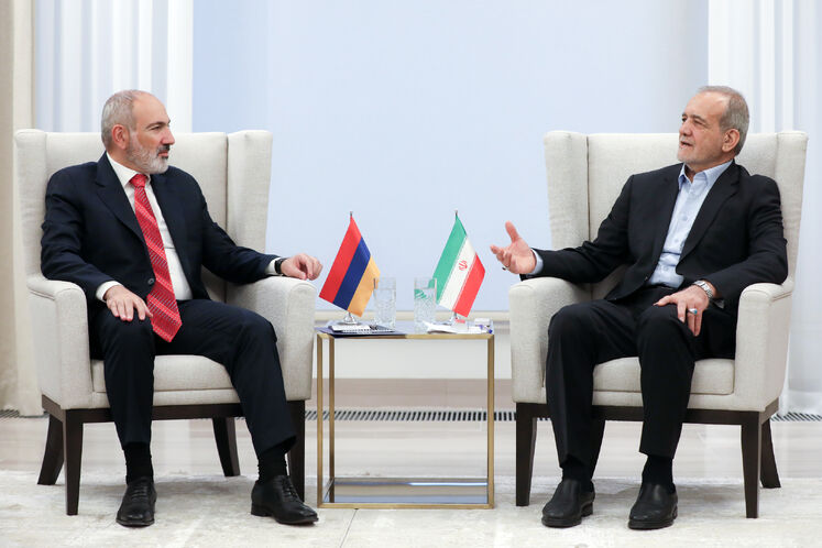 مسعود پزشکیان صبح امروز پنجشنبه در حاشیه اجلاس دو روزه سران بریکس که در کازان روسیه در حال برگزاری است، با نیکول پاشینیان نخست وزیر ارمنستان دیدار و گفتوگو کرد.