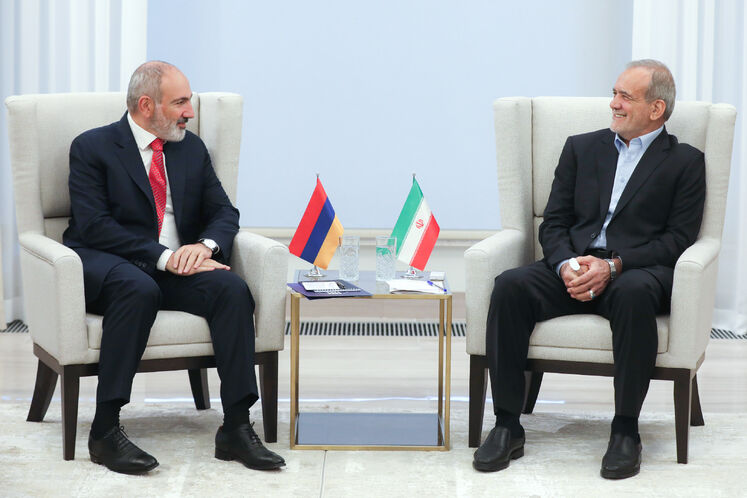 دکتر مسعود پزشکیان صبح امروز پنجشنبه در حاشیه اجلاس دو روزه سران بریکس که در کازان روسیه در حال برگزاری است، با نیکول پاشینیان نخست وزیر ارمنستان دیدار و گفتوگو کرد.