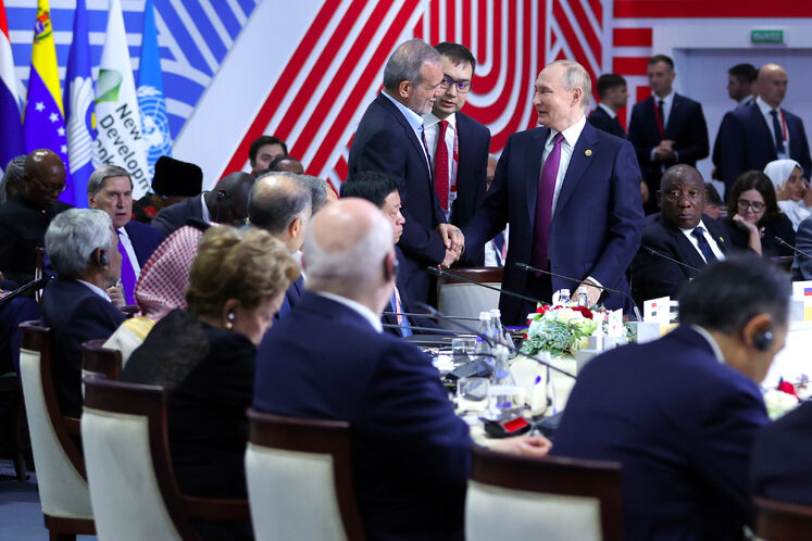 یک روز پس از افتتاح شانزدهمین اجلاس سران گروه بریکس ، نخستین نشست بریکس پلاس، «نشست مشترک سران بریکس با کشورهای مدعو و دوستان بریکس» و با سخنرانی دکتر مسعود پزشکیان رئیسجمهوری اسلامی ایران ظهر امروز پنجشنبه در کازان مرکز تاتارستان روسیه برگزار شد .