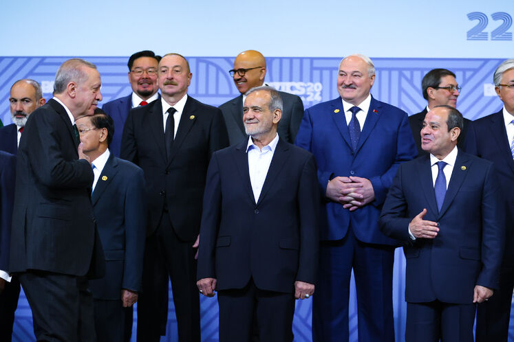 یک روز پس از افتتاح شانزدهمین اجلاس سران گروه بریکس ، نخستین نشست بریکس پلاس، «نشست مشترک سران بریکس با کشورهای مدعو و دوستان بریکس» و با سخنرانی دکتر مسعود پزشکیان رئیسجمهوری اسلامی ایران ظهر امروز پنجشنبه در کازان مرکز تاتارستان روسیه برگزار شد .