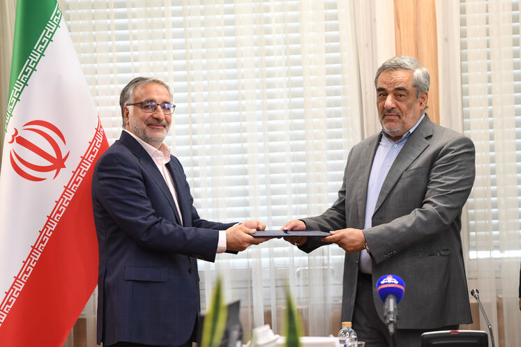 از راست: حمید بورد، مدیرعامل شرکت ملی نفت ایران و عباس اسدروز، مدیرعامل شرکت پایانههای نفتی ایران