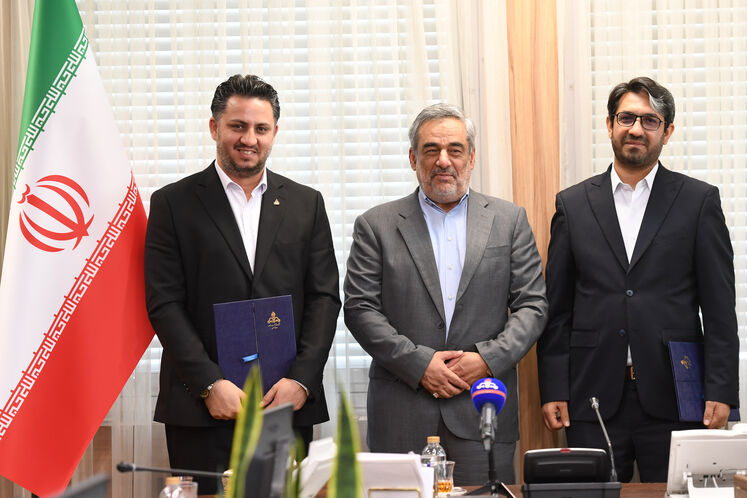 از راست: غلامرضا جمالی، مدیر پیشین روابط عمومی شرکت ملی نفت ایران، حمید بورد، مدیرعامل شرکت ملی نفت ایران و سامان قدوسی، سرپرست روابط عمومی شرکت ملی نفت ایران