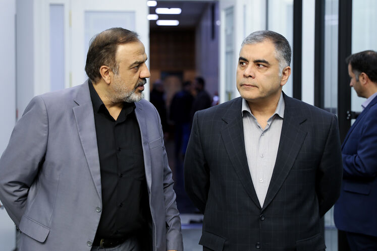 محسن پاکنژاد، وزیر نفت و مجید بوجارزاده، مدیرکل روابط عمومی وزارت نفت