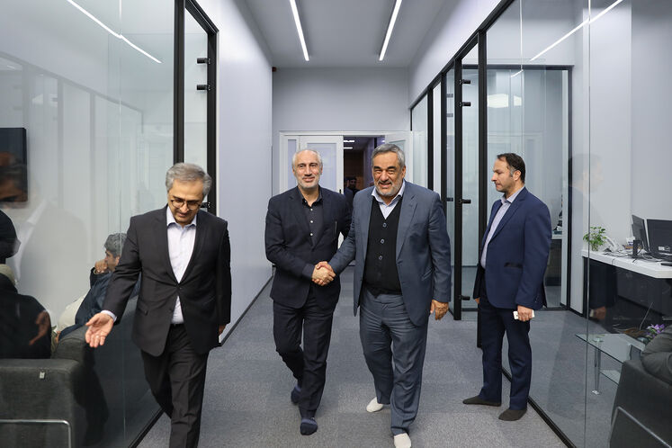 حمید بورد، مدیرعامل شرکت ملی نفت ایران ، سید حمید پورمحمدی، رئیس سازمان برنامه و بودجه و کسری نوری، مشاور وزیر و مدیرکل دفتر وزارتی