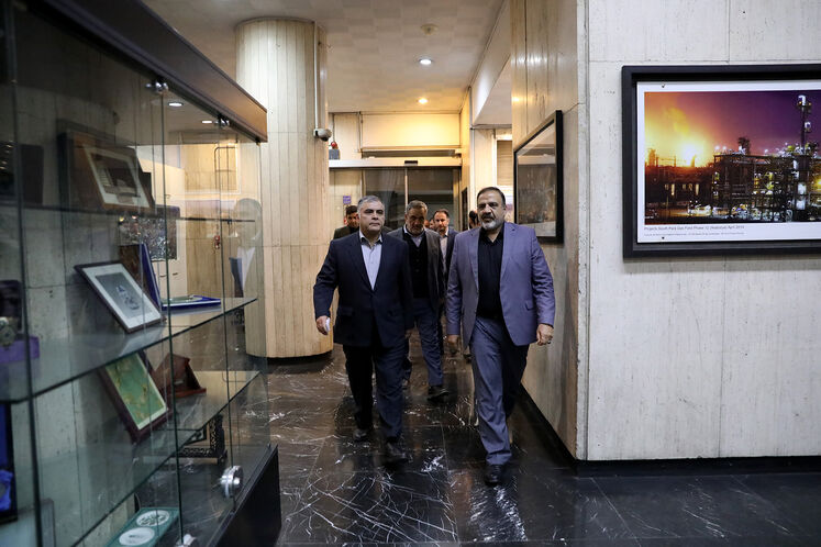 مجید بوجارزاده، مدیرکل روابط عمومی وزارت نفت و محسن پاکنژاد، وزیر نفت