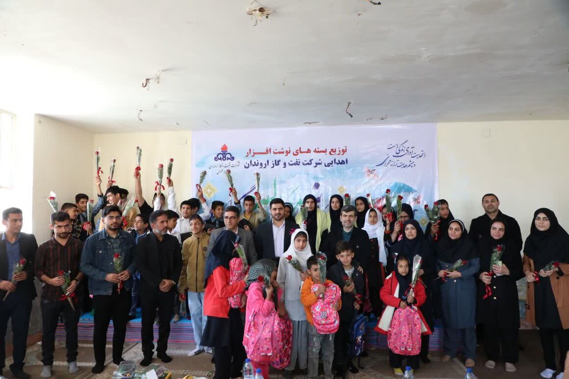 توزیع بستههای نوشتافزار در مدرسه استثنایی دارخوین توزیع بستههای نوشتافزار در مدرسه استثنایی دارخوین