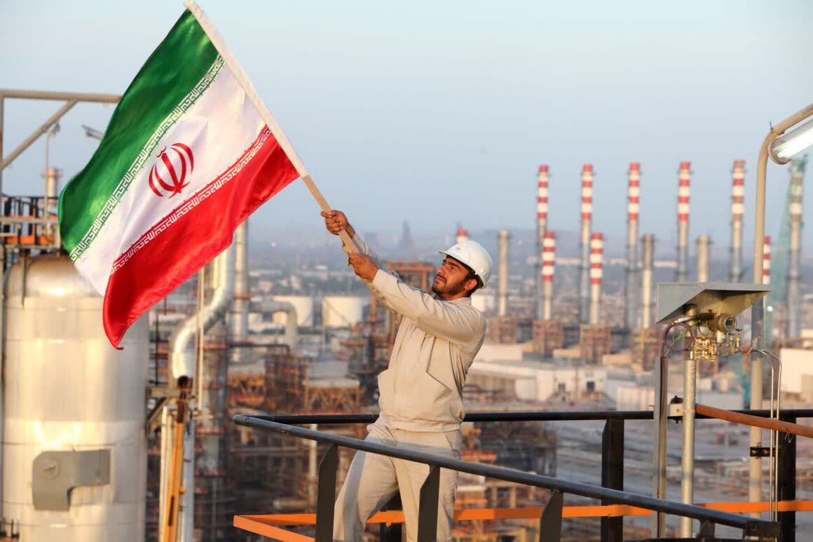 صنعت پالایش روی ریل توسعه؛ رشد تولید، بهبود کیفیت، توسعه زیرساختها صنعت پالایش روی ریل توسعه؛ رشد تولید، بهبود کیفیت، توسعه زیرساختها