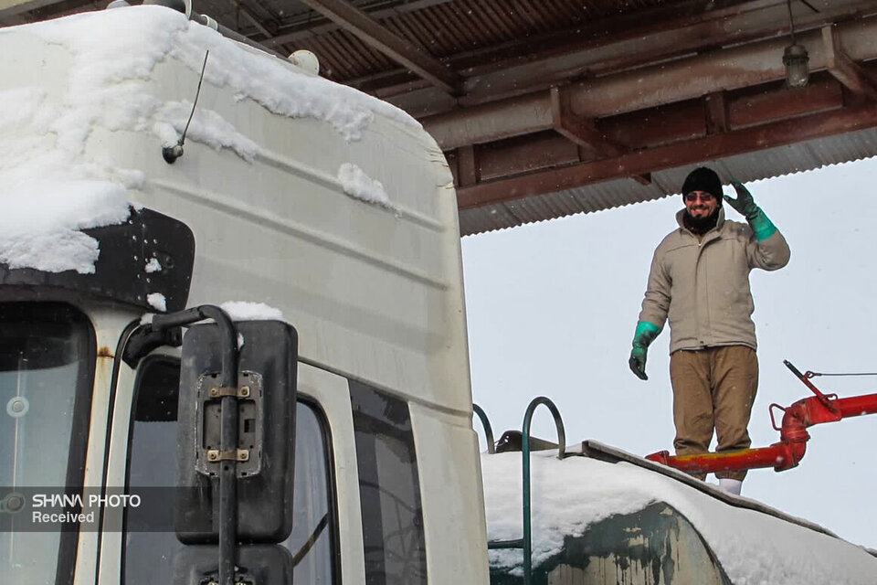 تولید و توزیع فرآوردههای نفتی از برنامه وزارت نفت فراتر رفت تولید و توزیع فرآوردههای نفتی از برنامه وزارت نفت فراتر رفت