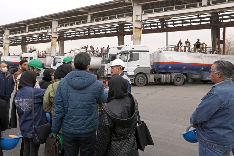 Media visits oil storage facilities in Rey