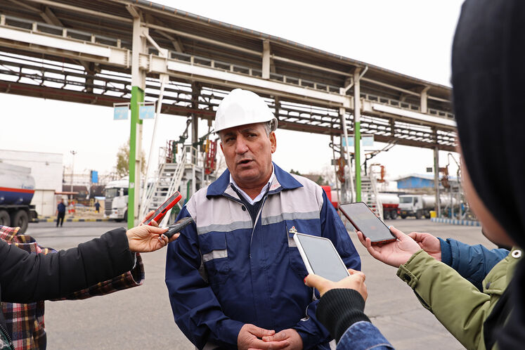 Media visits oil storage facilities in Rey