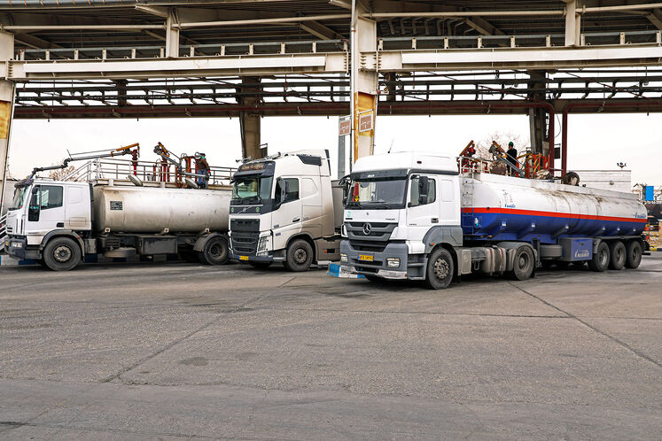 Media visits oil storage facilities in Rey