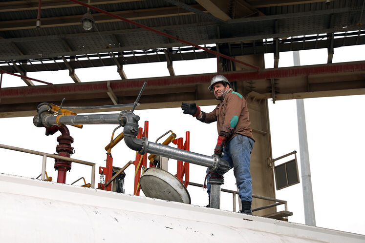 Media visits oil storage facilities in Rey