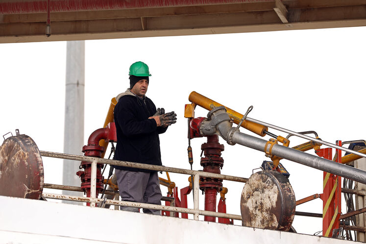 Media visits oil storage facilities in Rey